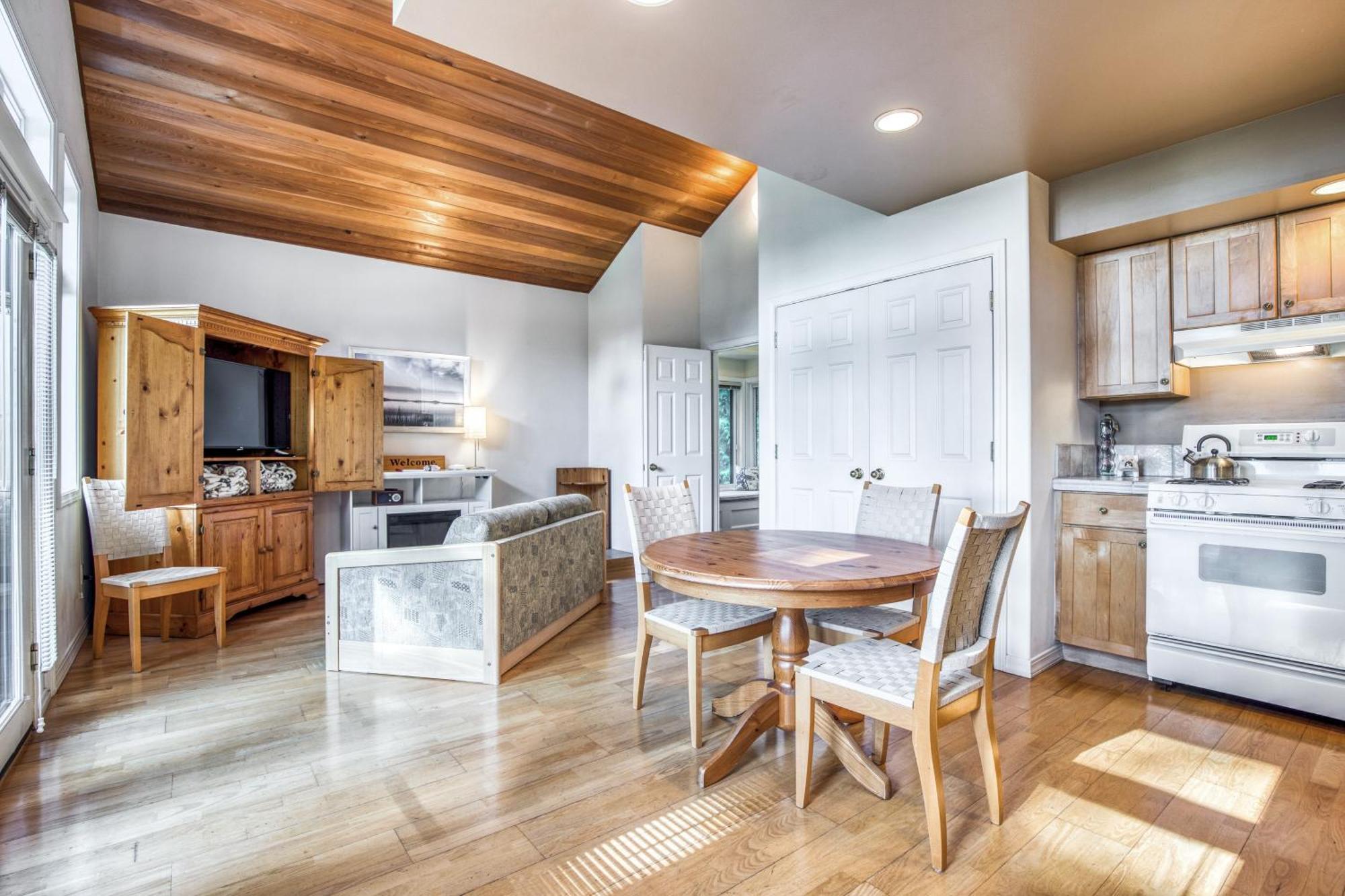 The Quintessa Cottage Clinton Экстерьер фото