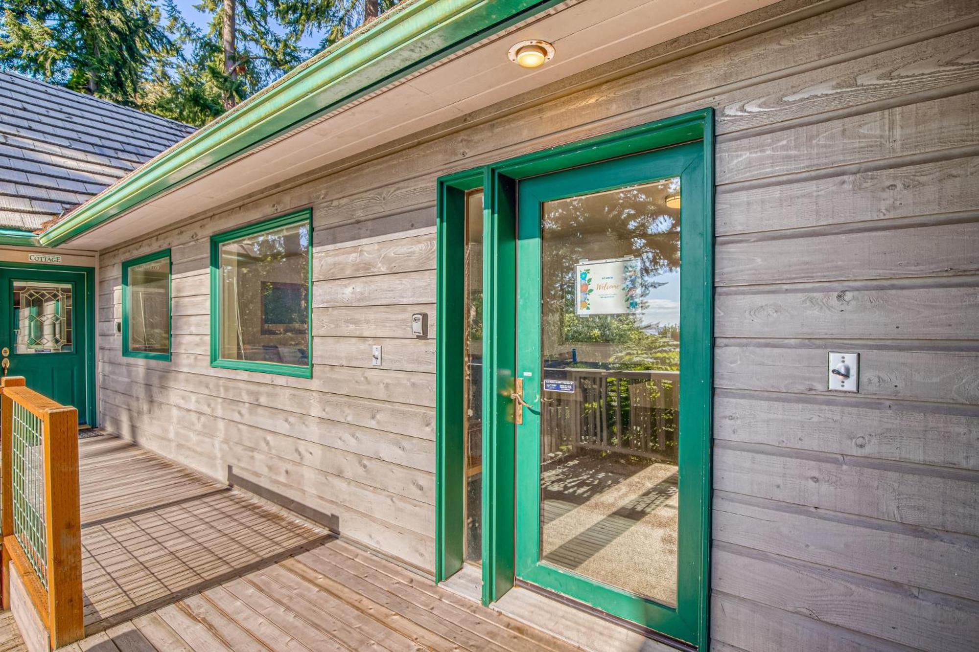 The Quintessa Cottage Clinton Экстерьер фото